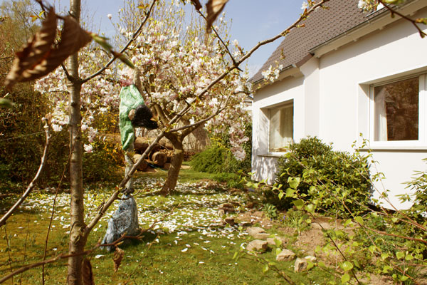 Ein Teil des Gartens mit Skulptur